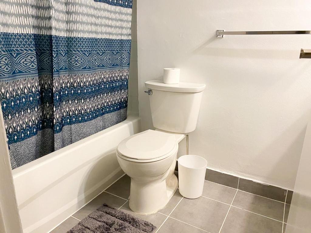 Bright Apartment Close To City With Free Parking Торонто Экстерьер фото
