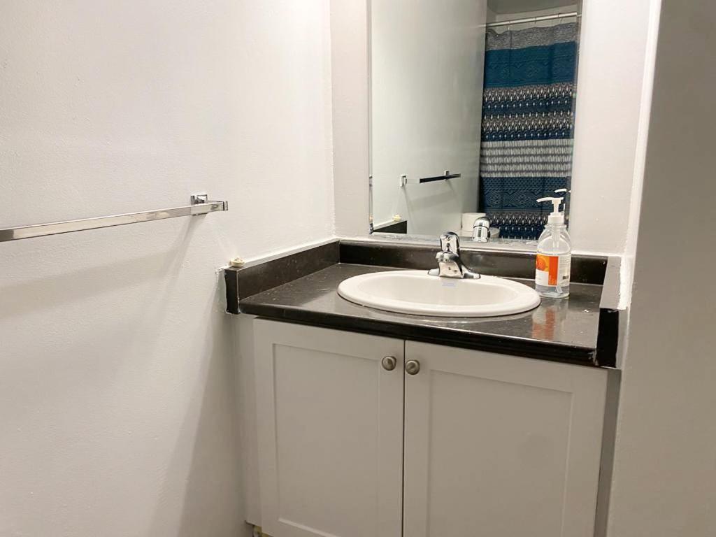 Bright Apartment Close To City With Free Parking Торонто Экстерьер фото
